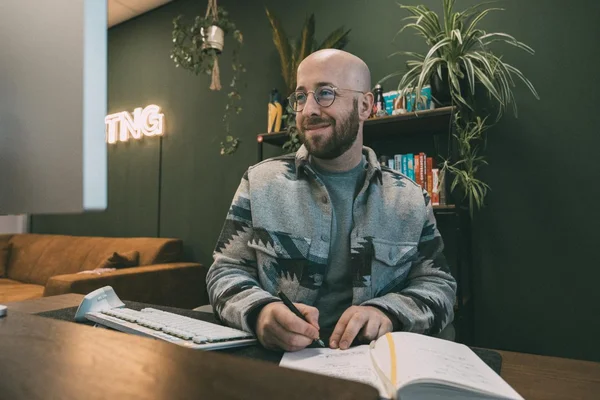 Philip Wallage aan zijn bureau